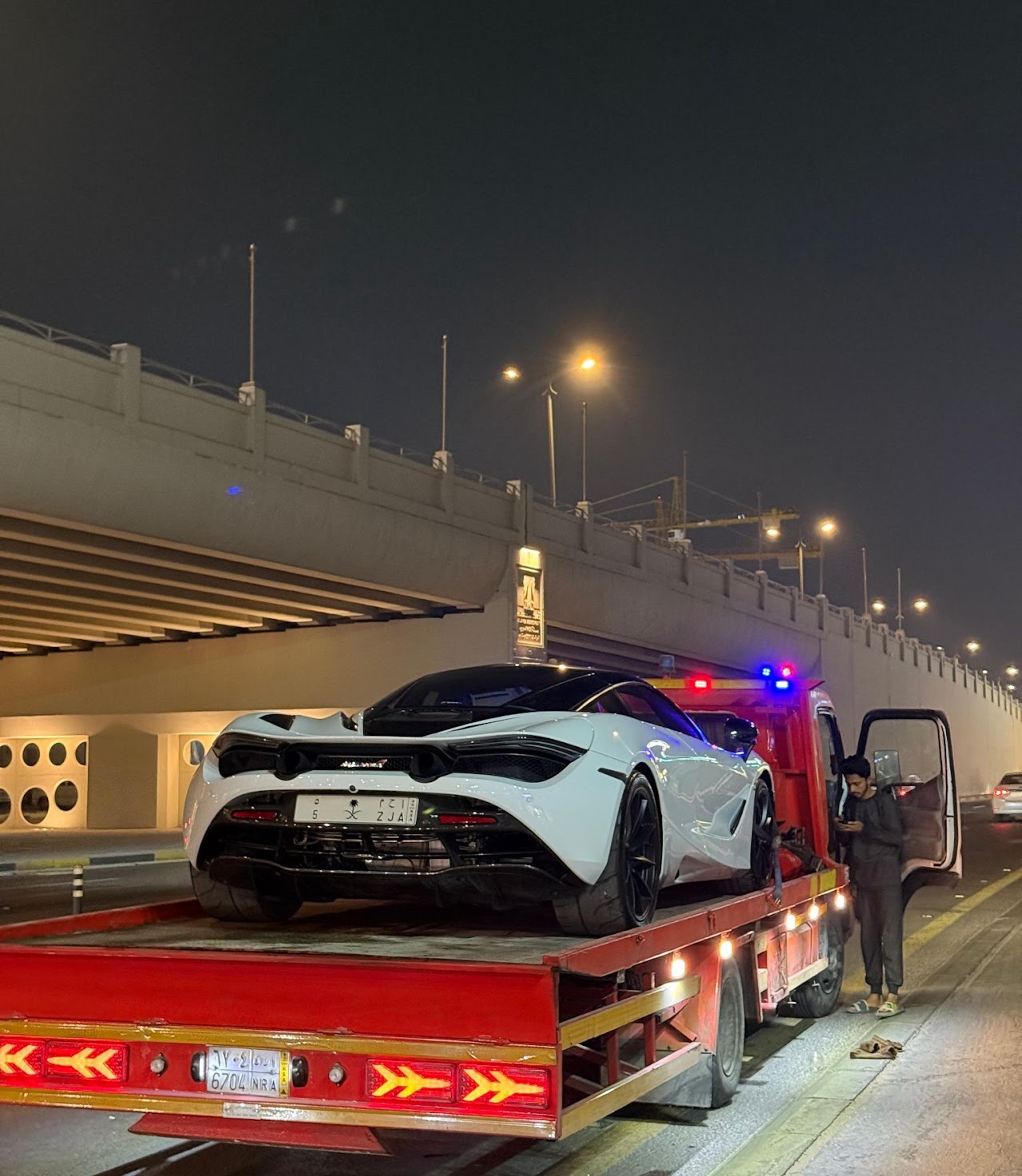 سطحة هيدروليك حمراء تنقل سيارة BMW فاخرة في الأحساء